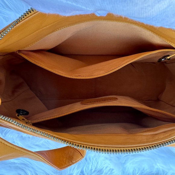 SOLD!!! COA Auth- Vintage Chanel Around 1998 Made “CC” Stitch Logo Charm Shoulde - Picture 8 of 14